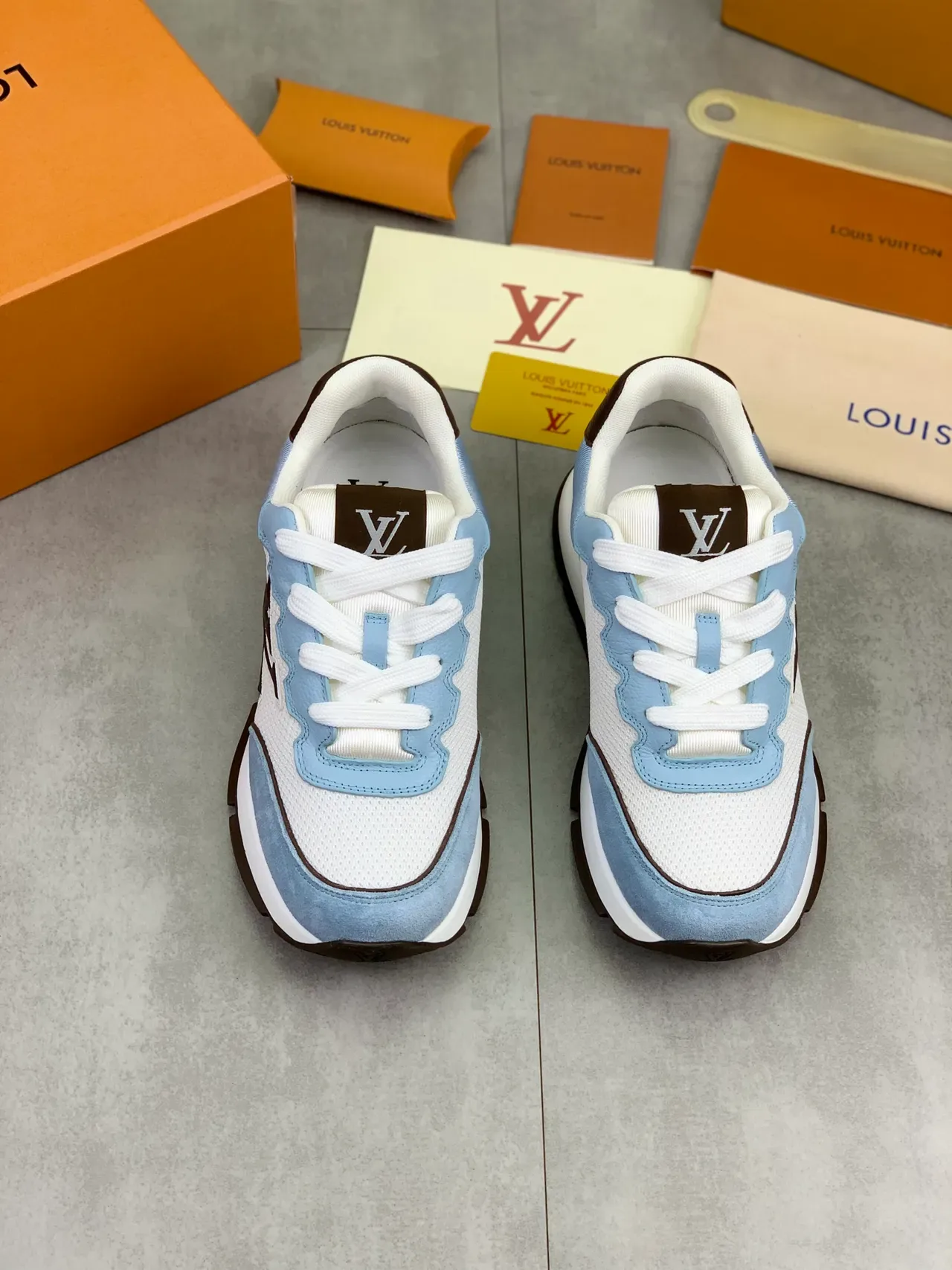 Louis Vuitton LV Trainer Blanc et Bleu Maille et Daim Panneaux de construction Détail de superposition ondulée Chaussures Lifestyle 4