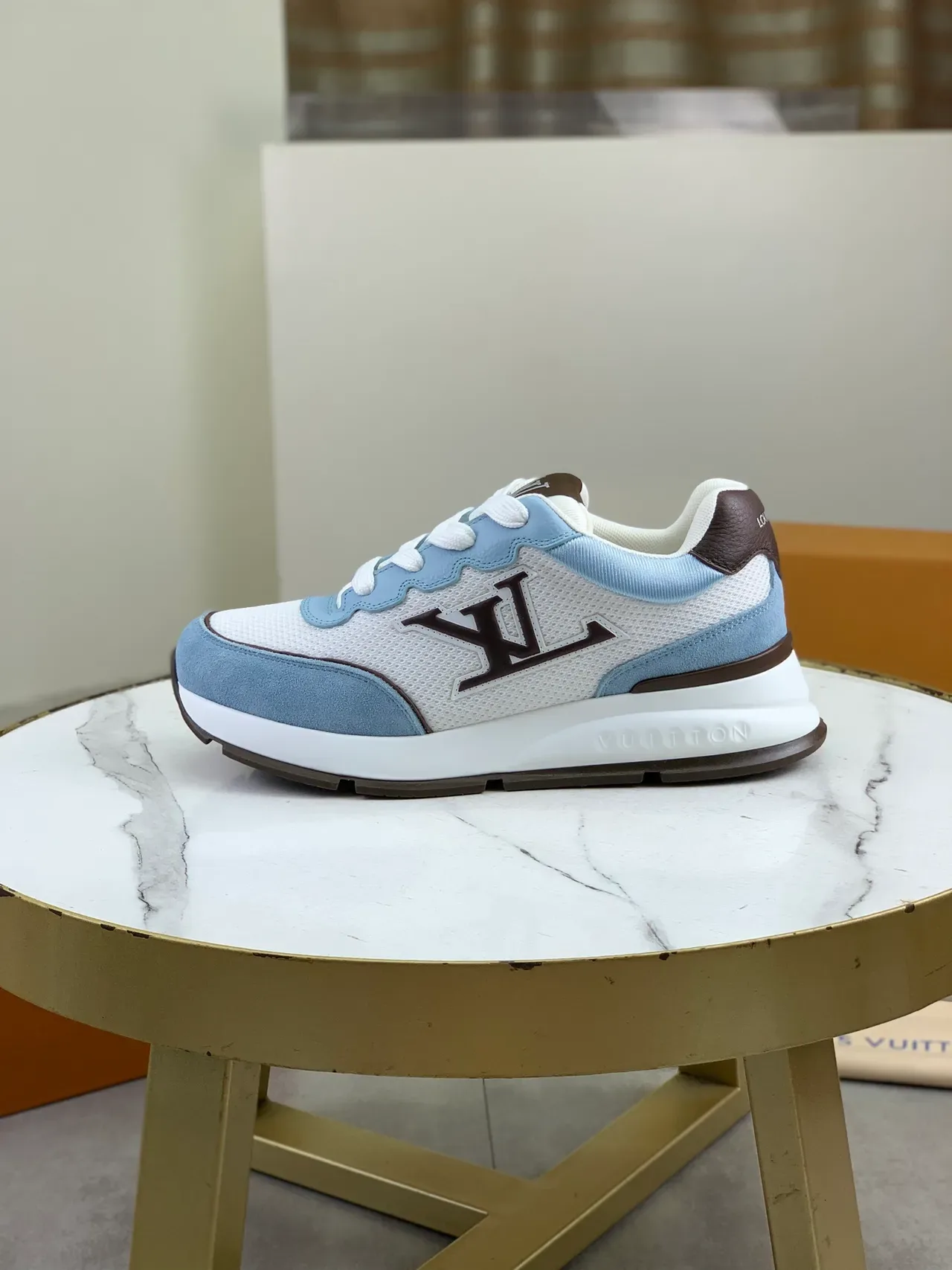 Louis Vuitton LV Trainer Blanc et Bleu Maille et Daim Panneaux de construction Détail de superposition ondulée Chaussures Lifestyle 5