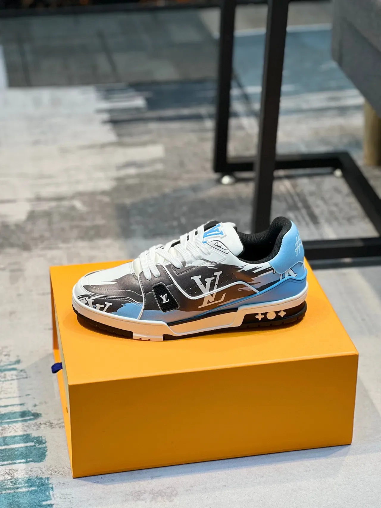 Louis Vuitton LV Trainer Sneakers Blancs Bleus avec Monogramme Imprimé Color-Bloquées Style de Vie 1