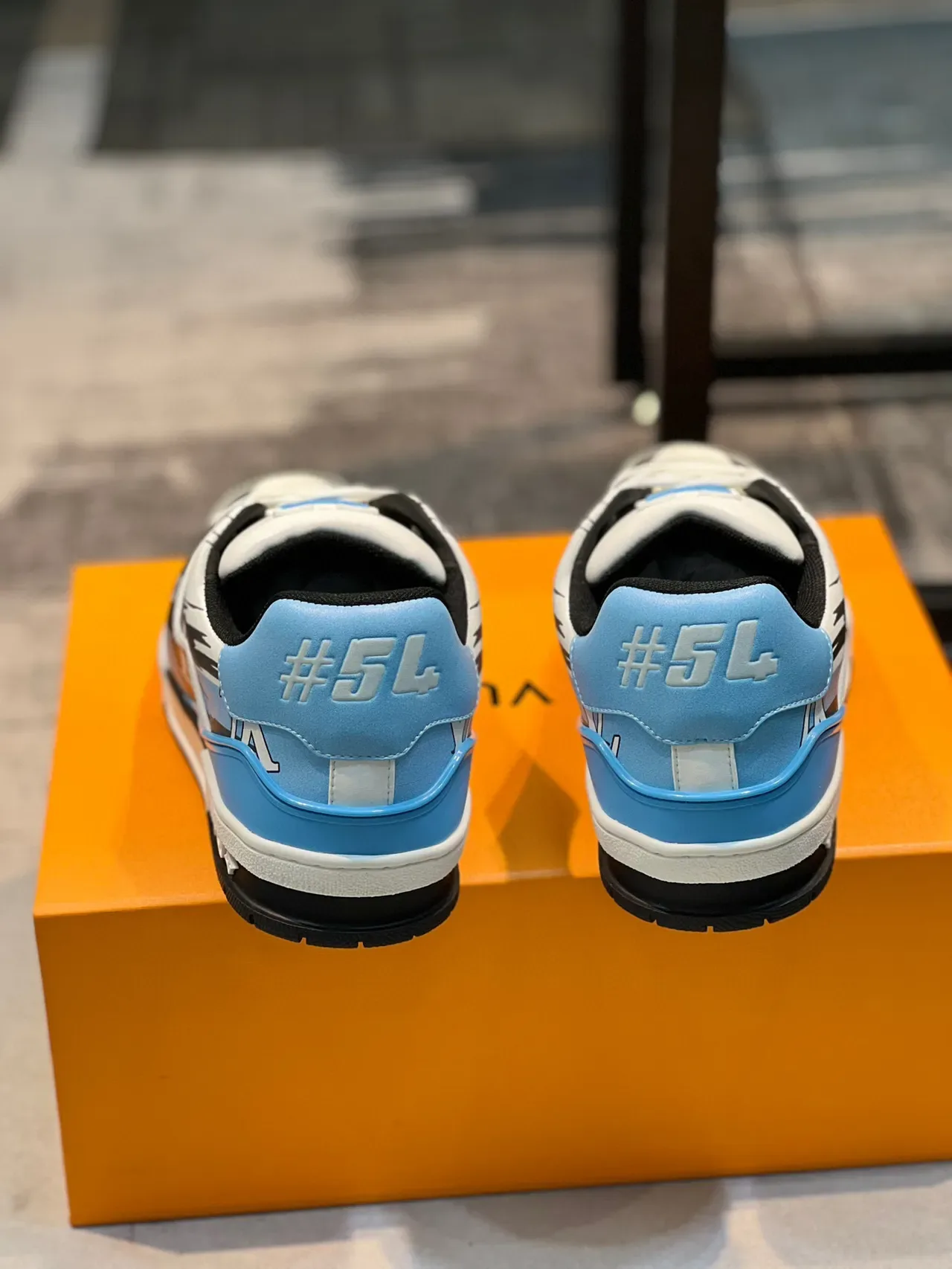 Louis Vuitton LV Trainer Sneakers Blancs Bleus avec Monogramme Imprimé Color-Bloquées Style de Vie 2