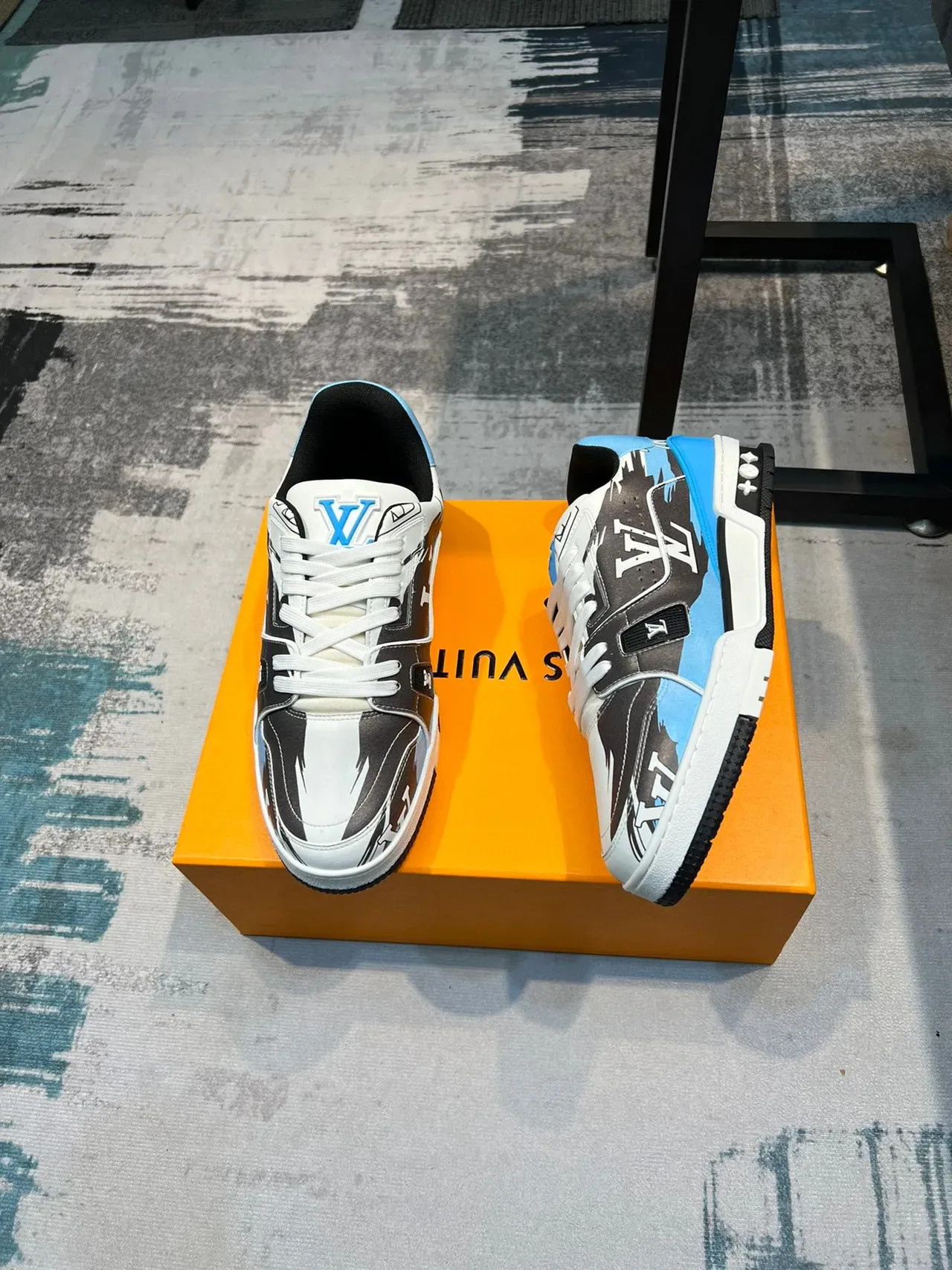 Louis Vuitton LV Trainer Sneakers Blancs Bleus avec Monogramme Imprimé Color-Bloquées Style de Vie 4