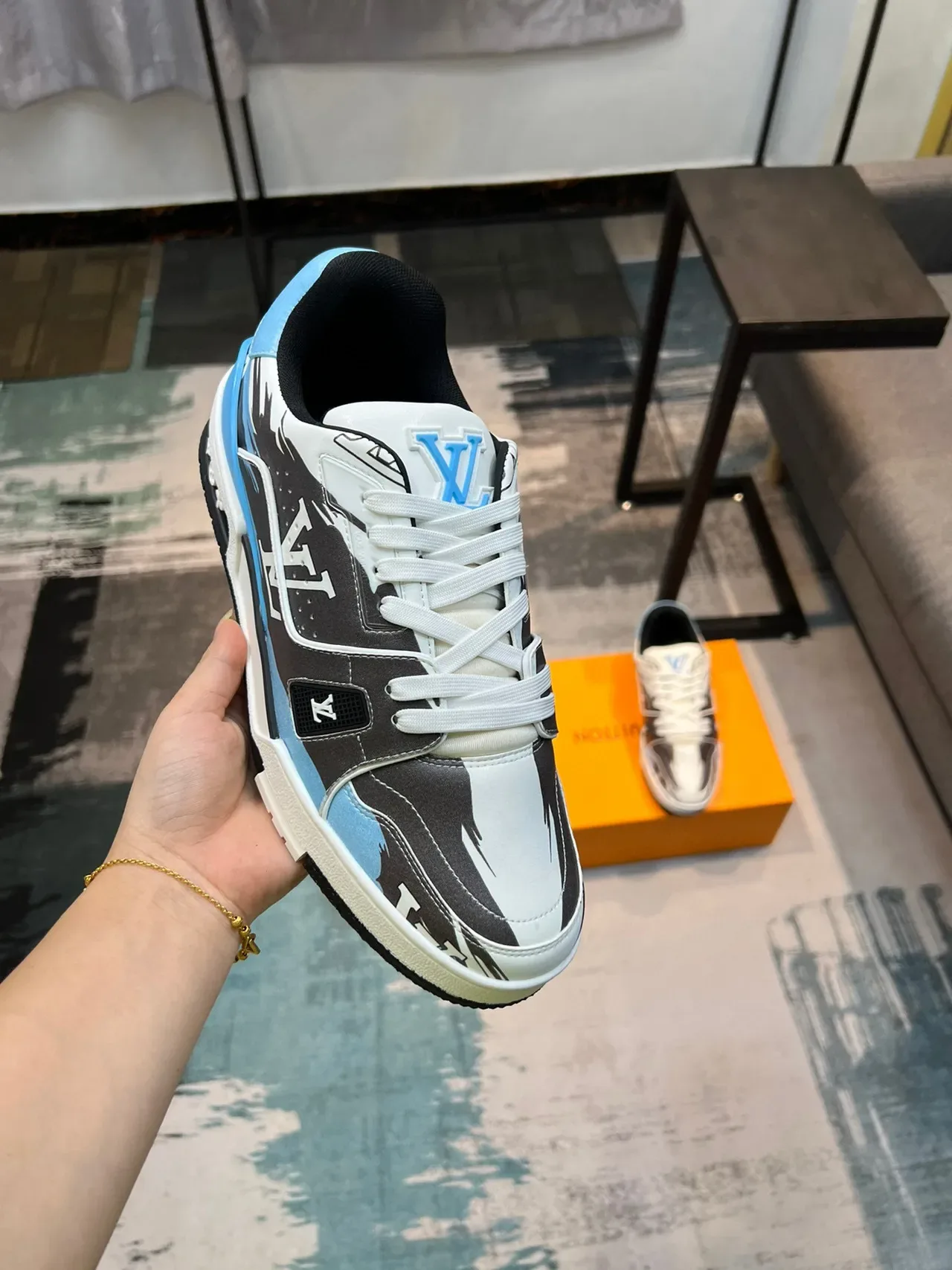 Louis Vuitton LV Trainer Sneakers Blancs Bleus avec Monogramme Imprimé Color-Bloquées Style de Vie 6