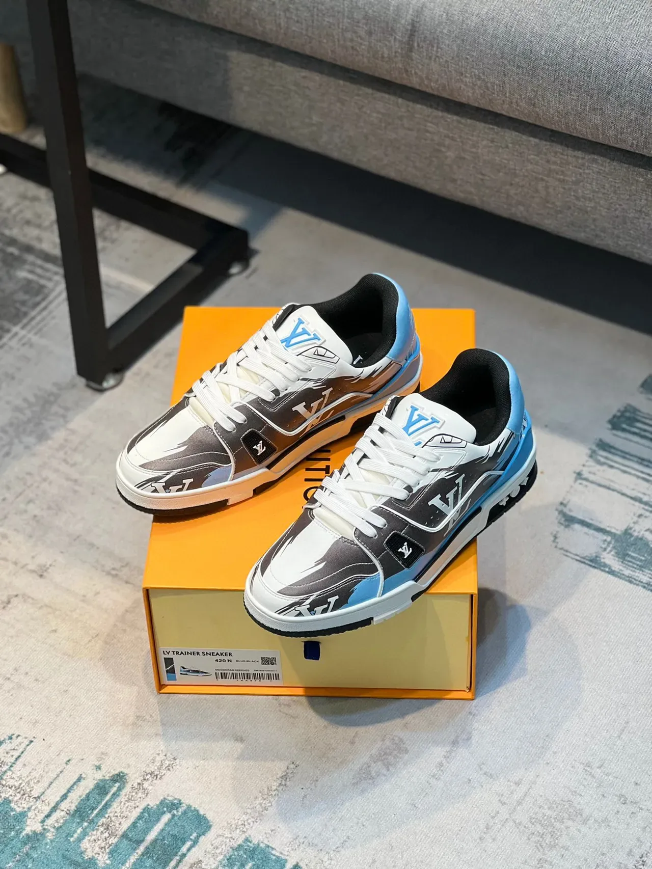 Louis Vuitton LV Trainer Sneakers Blancs Bleus avec Monogramme Imprimé Color-Bloquées Style de Vie 7