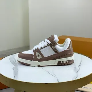 লুই ভিতোন LV Trainer সাদা বাদামি লেয়ার্ড সুয়েড এবং চামড়ার আপার ওয়াইড স্কাল্প্টেড মিডসোল লাইফস্টাইল স্নিকার
