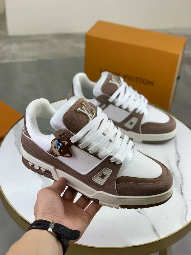 লুই ভিতোন LV Trainer সাদা বাদামি লেয়ার্ড সুয়েড এবং চামড়ার আপার ওয়াইড স্কাল্প্টেড মিডসোল লাইফস্টাইল স্নিকার 4