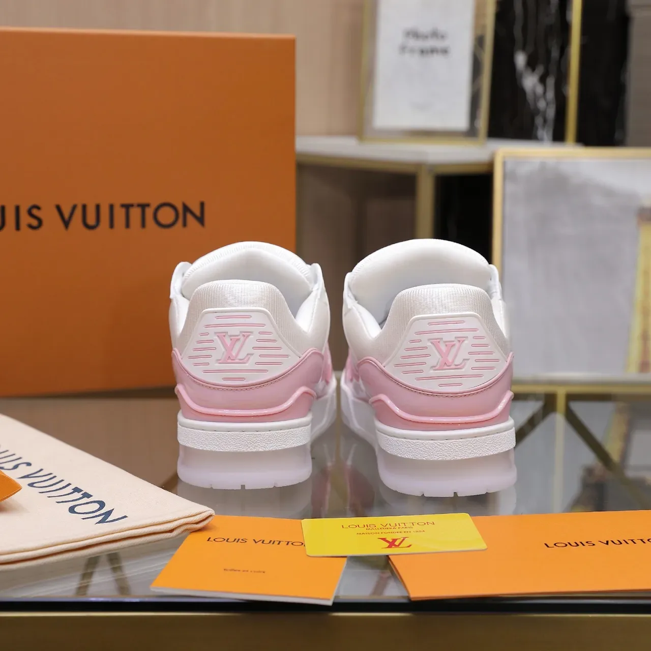 Louis Vuitton LV Trainer Blanc et Rose Monogram Embossé Cuir Brillant Cage Latéral Lifestyle Sneakers 2