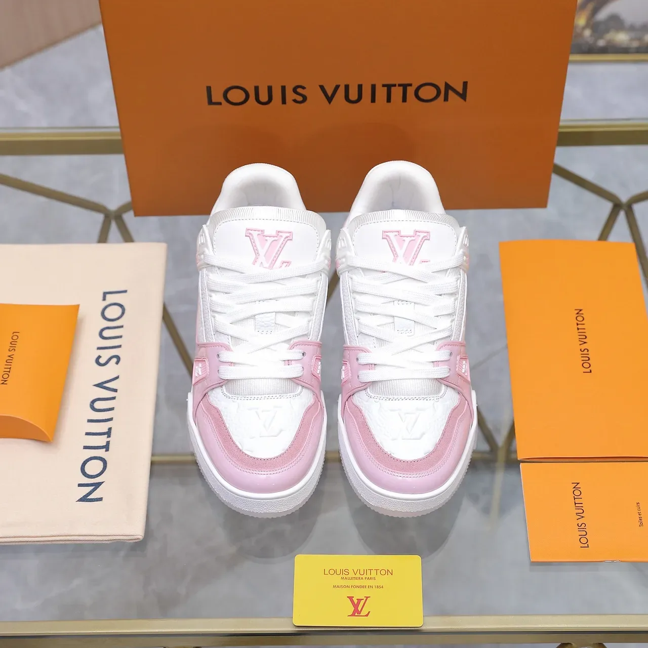 Louis Vuitton LV Trainer Blanc et Rose Monogram Embossé Cuir Brillant Cage Latéral Lifestyle Sneakers 3