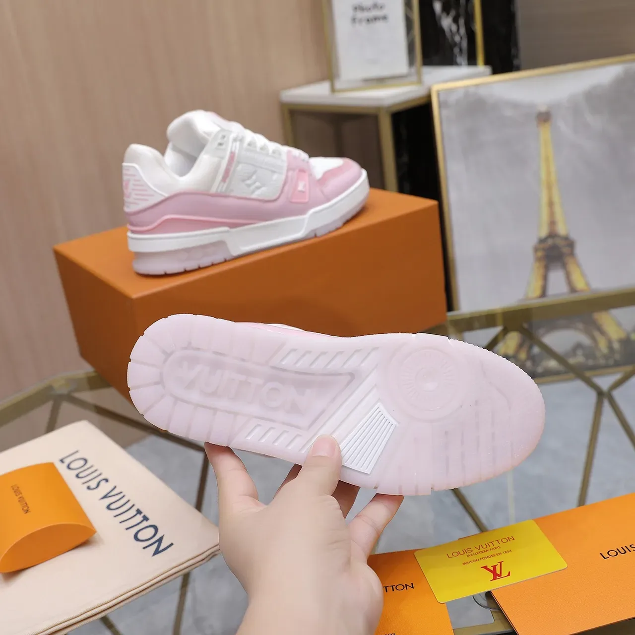 Louis Vuitton LV Trainer Blanc et Rose Monogram Embossé Cuir Brillant Cage Latéral Lifestyle Sneakers 4