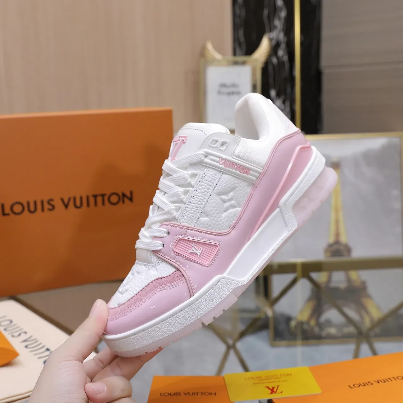 Louis Vuitton LV Trainer Blanc et Rose Monogram Embossé Cuir Brillant Cage Latéral Lifestyle Sneakers 5
