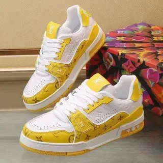 Louis Vuitton LV Trainer Sneakers lifestyle de color amarillo blanco cuero con impresión monograma caja de dedos perforada