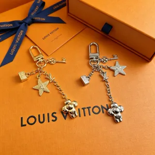 Louis Vuitton Pulsera con encanto metálico