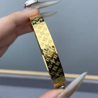 Louis Vuitton Monogram Brazalete de Tono Dorado Grabado Brazalete
