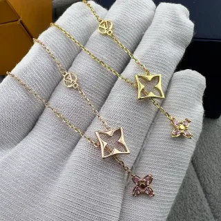 Collares Louis Vuitton Flor Monograma y Estrella LV en tono dorado con piedra rosa