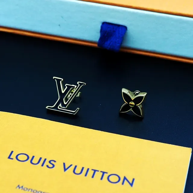 Louis Vuitton Monogram Flower असिमेट्रिकल एनेमेल स्टड ईयररिंग्स 2