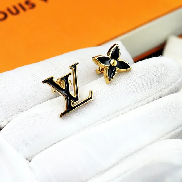 Louis Vuitton Monogram Flower असिमेट्रिकल एनेमेल स्टड ईयररिंग्स 3