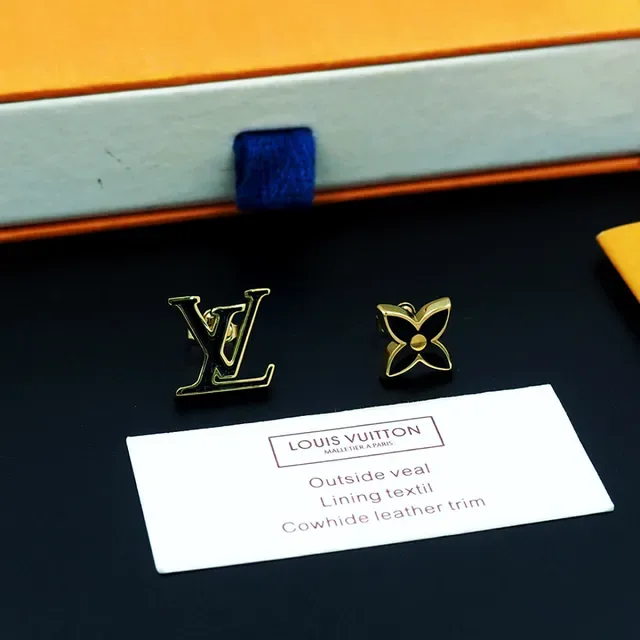 Louis Vuitton Monogram Flower असिमेट्रिकल एनेमेल स्टड ईयररिंग्स 4