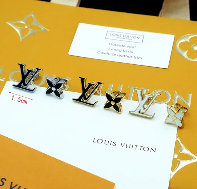 Louis Vuitton Monogram Flower असिमेट्रिकल एनेमेल स्टड ईयररिंग्स 6
