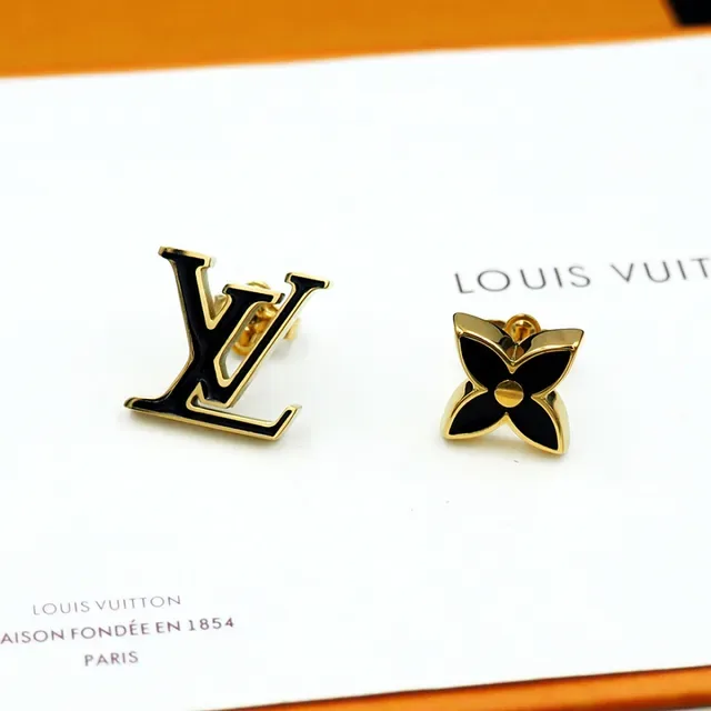 Louis Vuitton Monogram Flower असिमेट्रिकल एनेमेल स्टड ईयररिंग्स 9