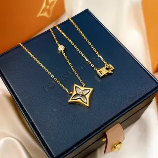 Collar con colgante floral de Louis Vuitton Monogram en cadena dorada beige con forma de estrella