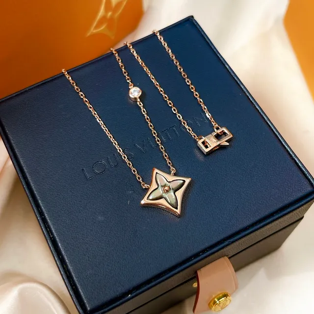 Louis Vuitton Monogram Flower Gold Beige Chain Star-Shaped Floral Pendant Necklace 7