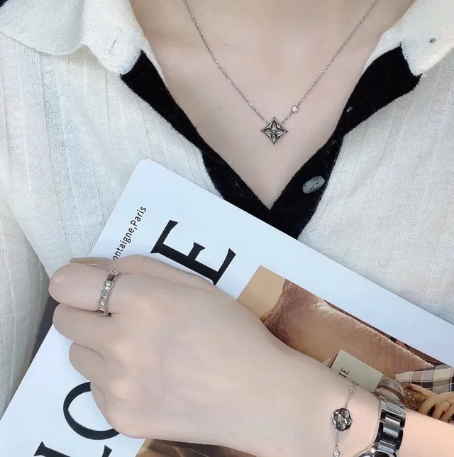 Louis Vuitton Monogram Flower Gold Beige Chain Star-Shaped Floral Pendant Necklace 9