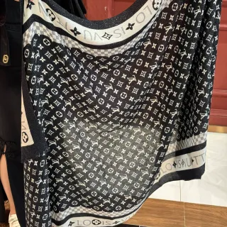 Louis Vuitton Monogram Shine pañuelo de seda negro y blanco