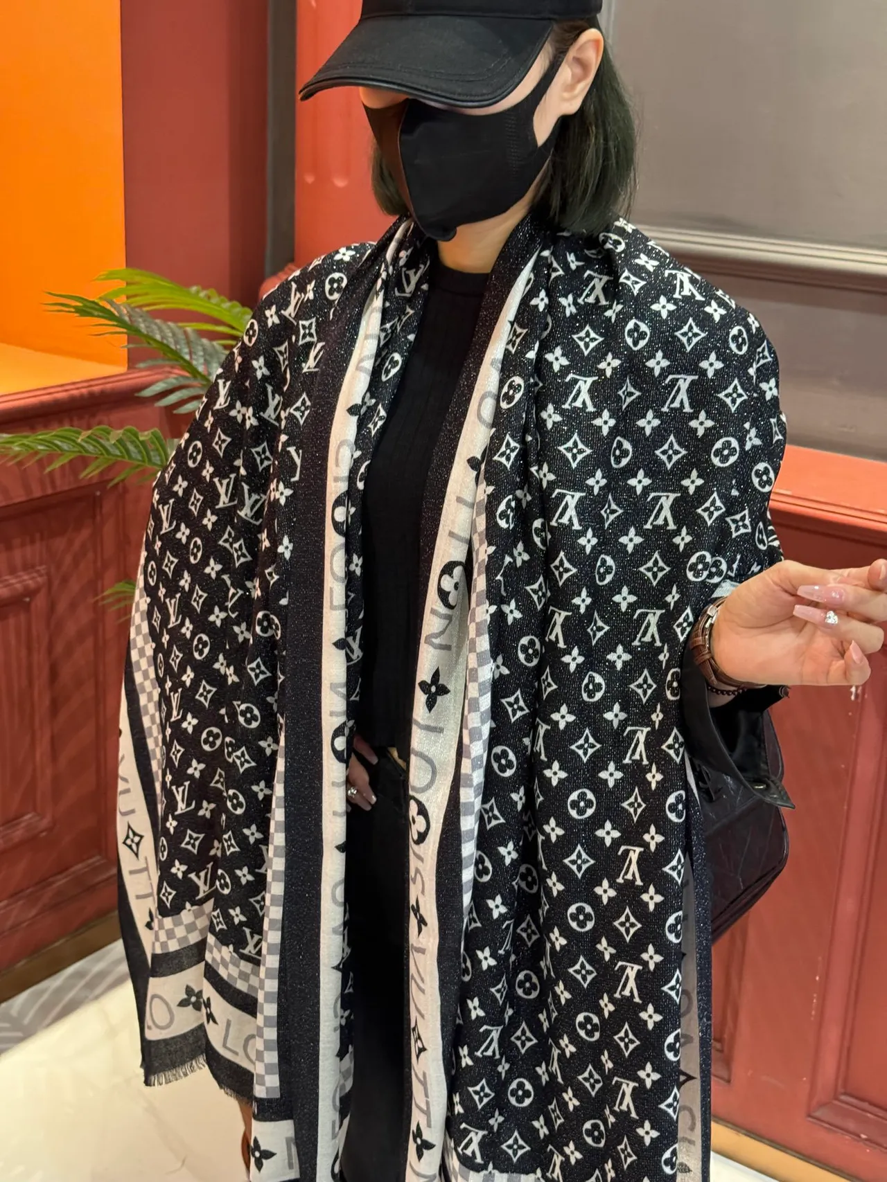 Louis Vuitton Monogram Shine وشاح حرير أسود وأبيض 2