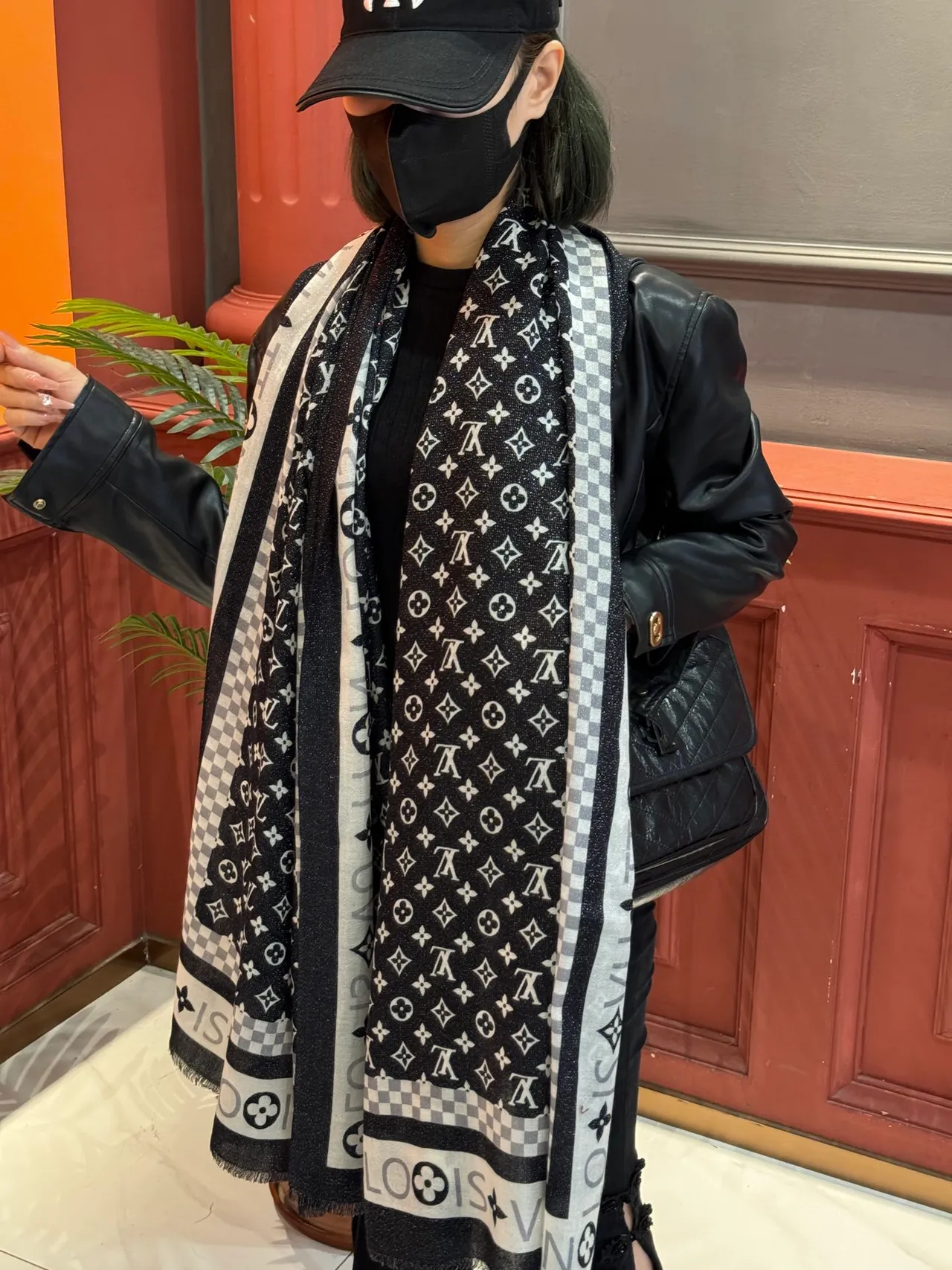 Louis Vuitton Monogram Shine وشاح حرير أسود وأبيض 3