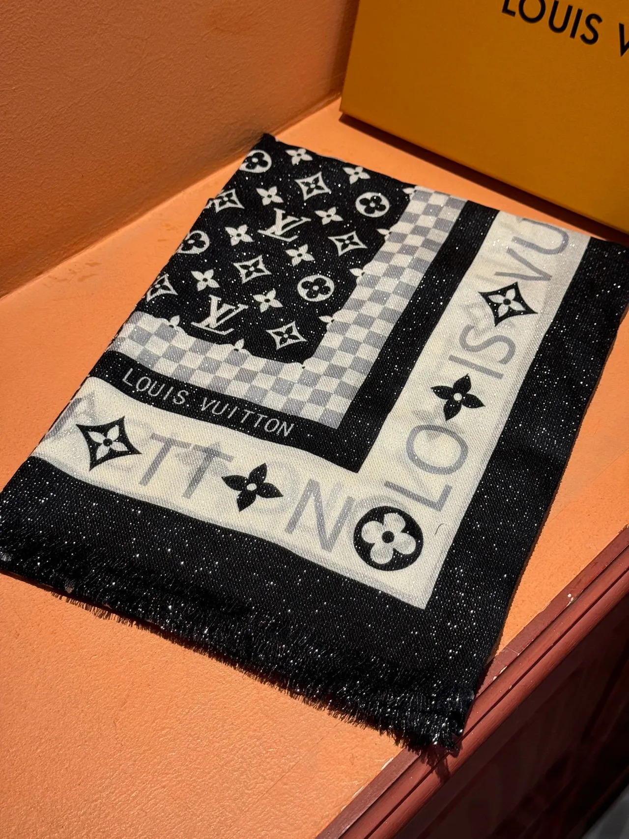 Louis Vuitton Monogram Shine وشاح حرير أسود وأبيض 6