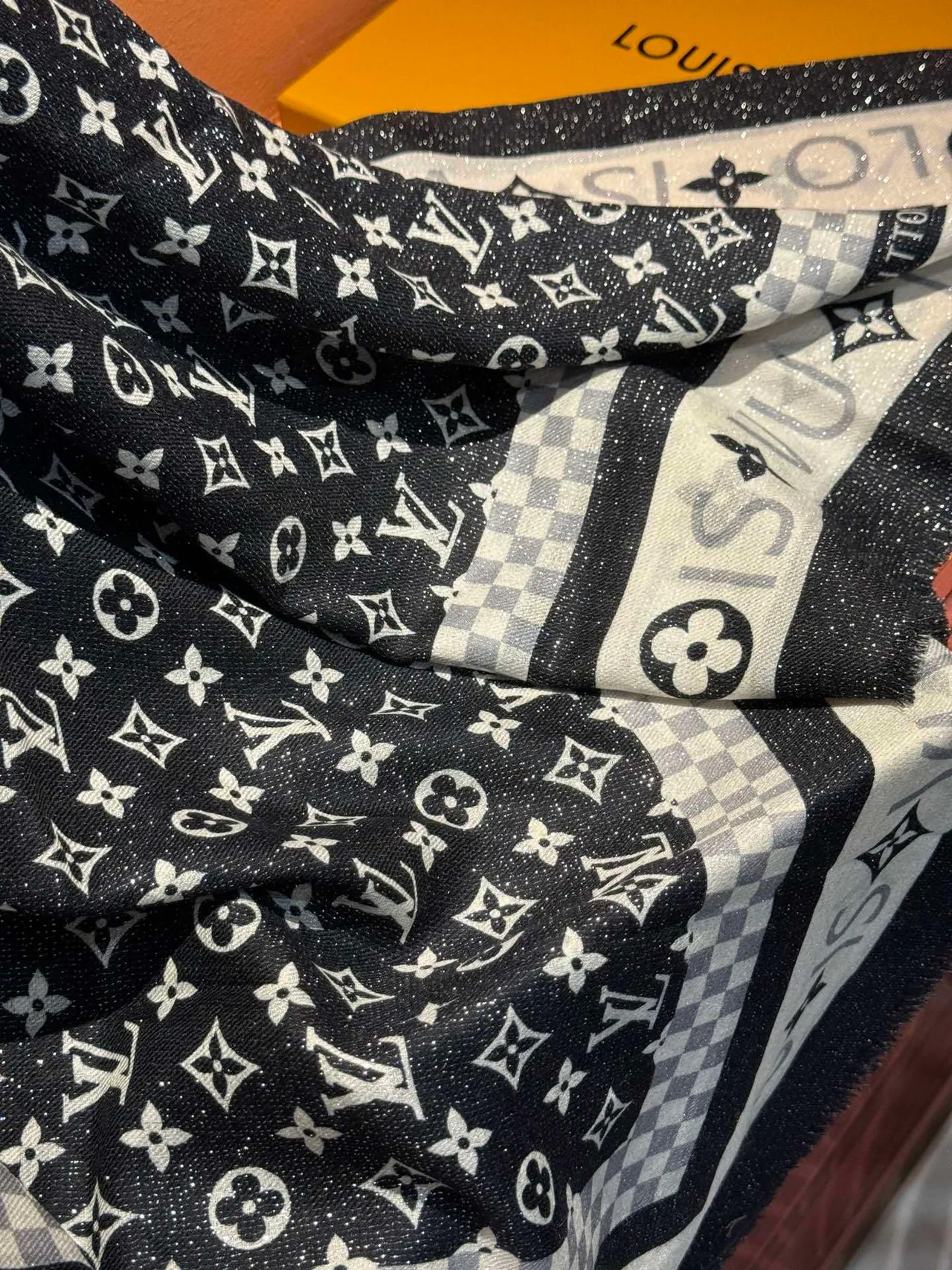 Louis Vuitton Monogram Shine وشاح حرير أسود وأبيض 7