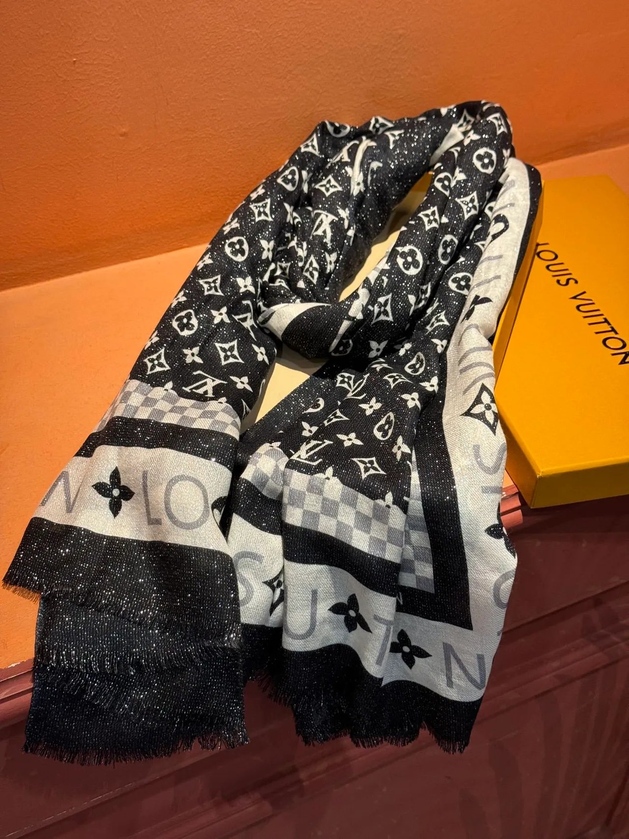 Louis Vuitton Monogram Shine وشاح حرير أسود وأبيض 8