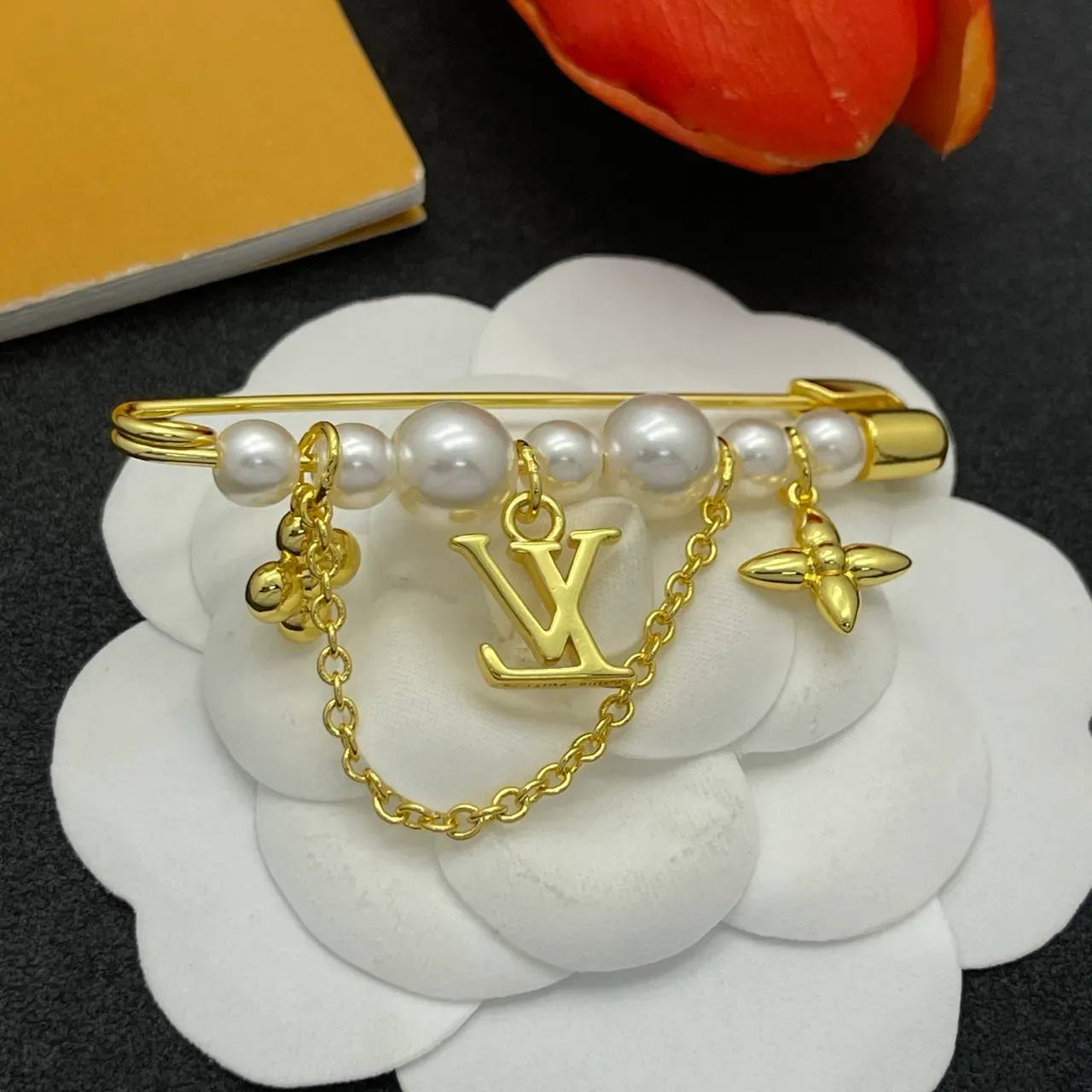 Louis Vuitton Monogram World Tour Broche de segurança dourado branco com correntes de pérolas e adornos 3