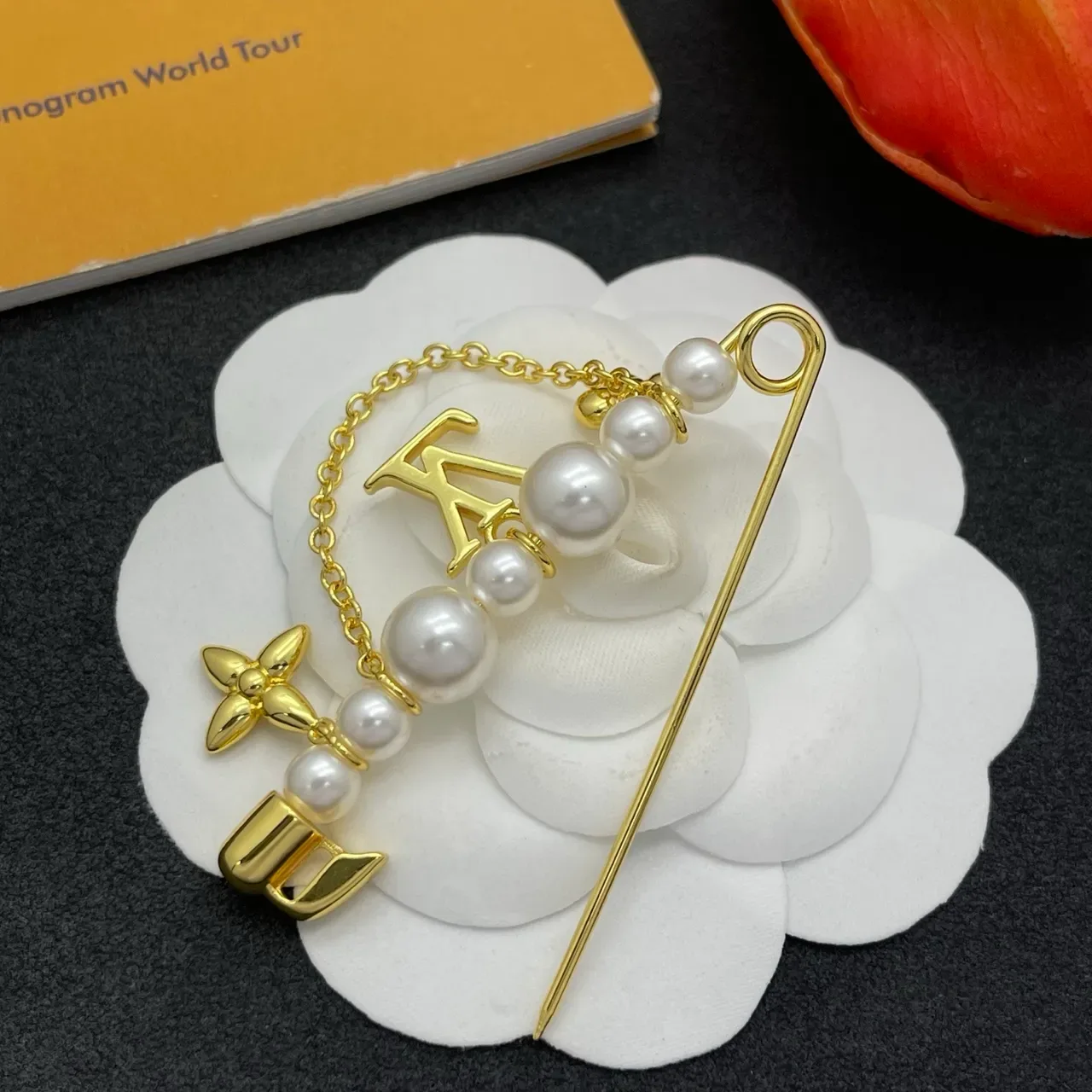Louis Vuitton Monogram World Tour Broche de segurança dourado branco com correntes de pérolas e adornos 4