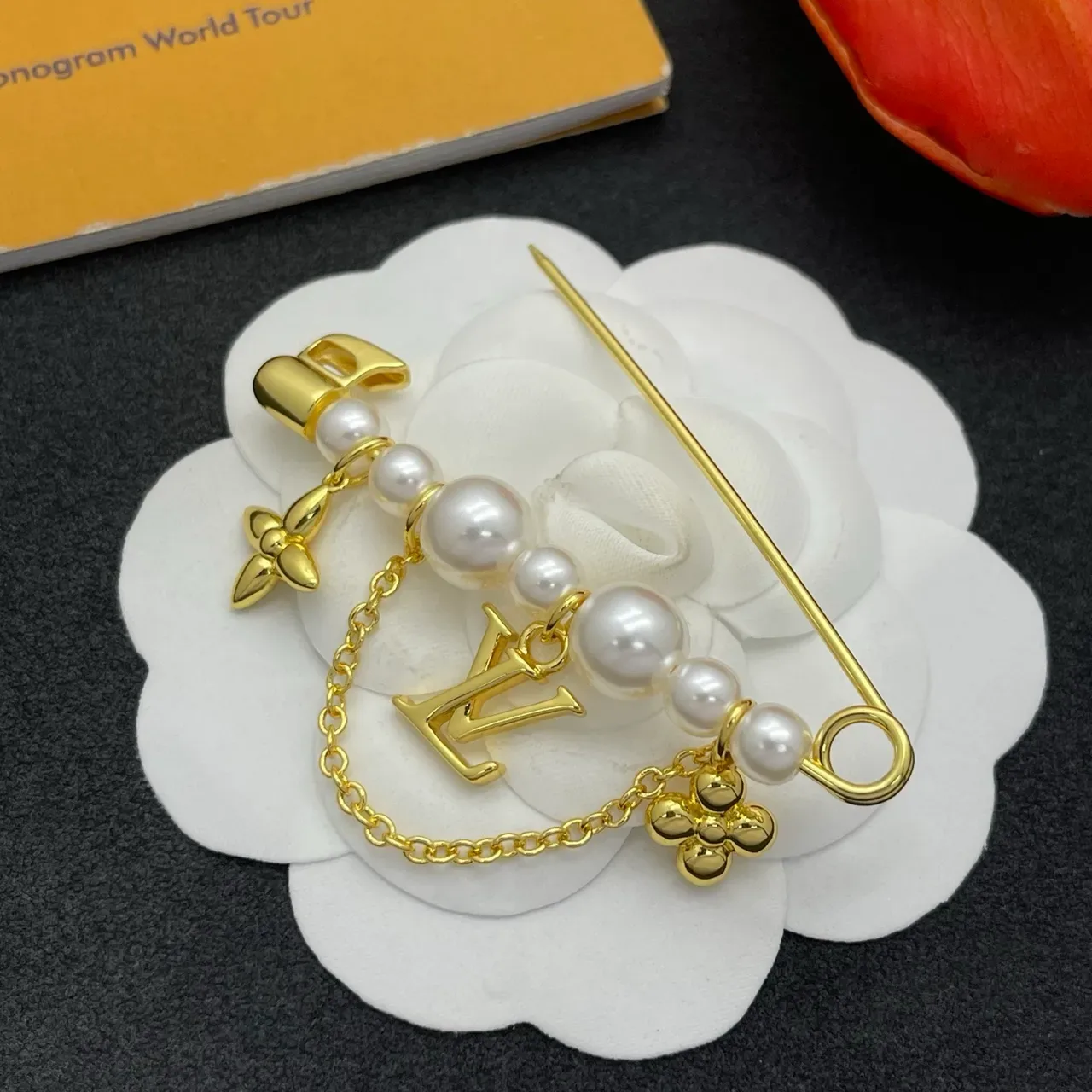 Louis Vuitton Monogram World Tour Broche de segurança dourado branco com correntes de pérolas e adornos 5