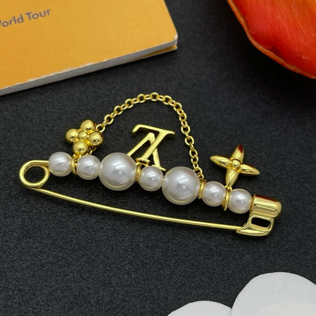 Louis Vuitton Monogram World Tour Broche de segurança dourado branco com correntes de pérolas e adornos 6