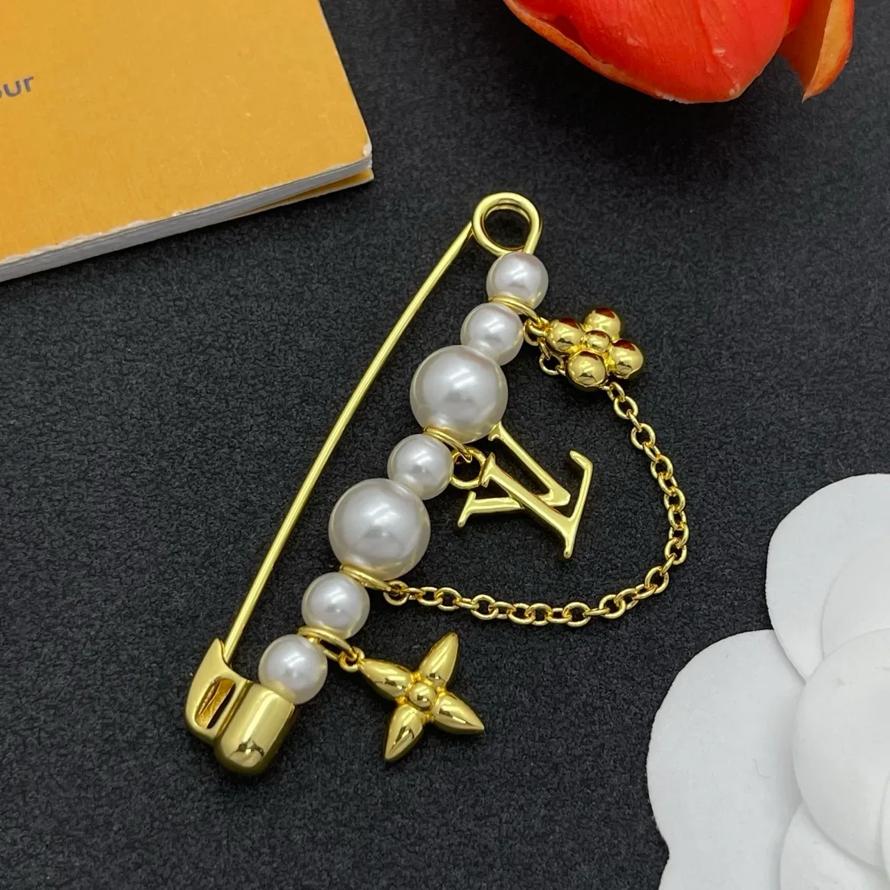 Louis Vuitton Monogram World Tour Broche de segurança dourado branco com correntes de pérolas e adornos 7