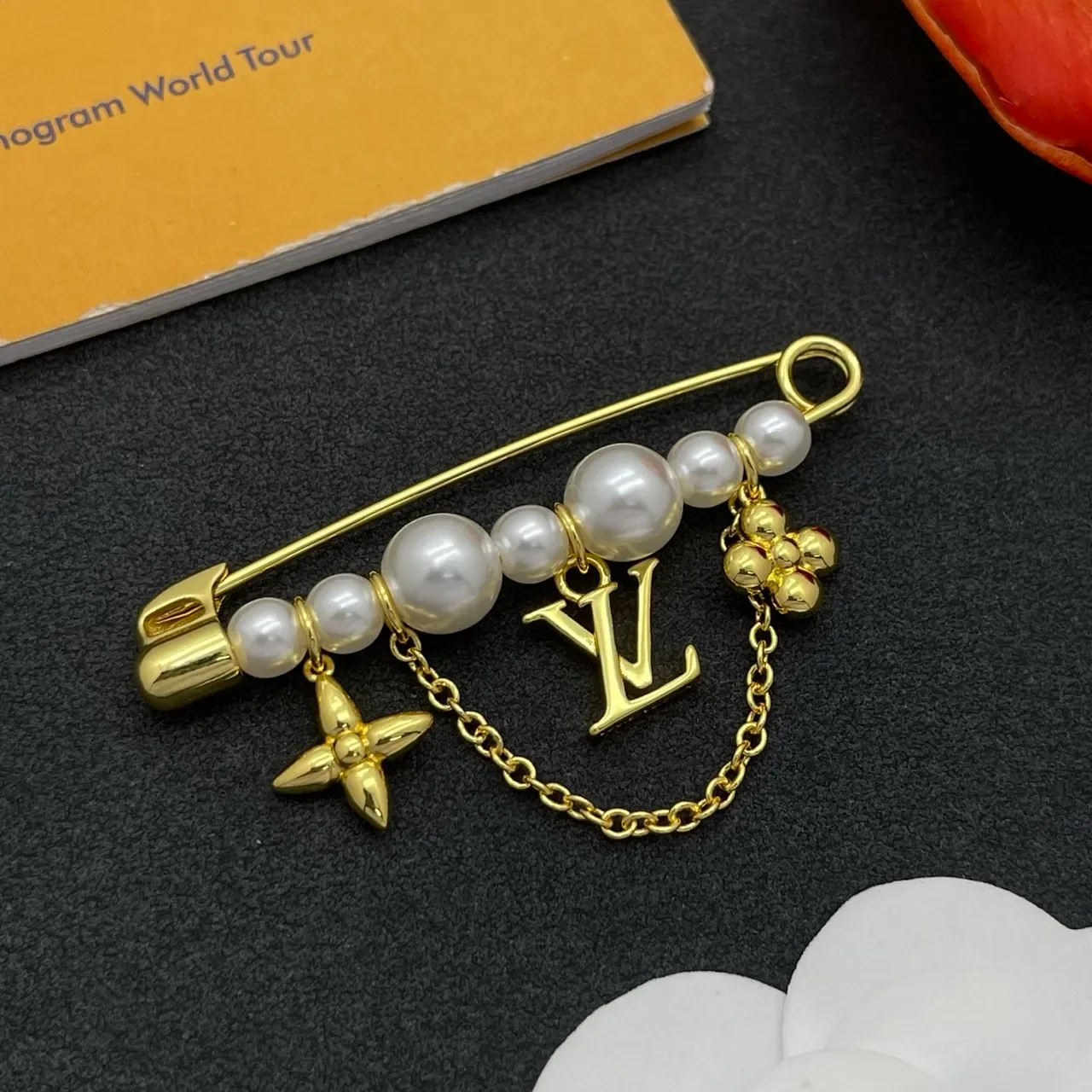 Louis Vuitton Monogram World Tour Broche de segurança dourado branco com correntes de pérolas e adornos 8