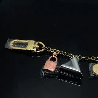 Louis Vuitton Multi Charm joyería de cadena de metal dorado