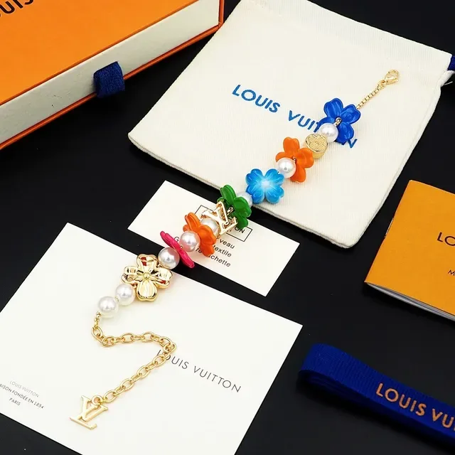 Louis Vuitton سوارماركيز بزهور ولؤلؤ متعدد الألوان 3