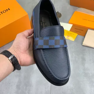 Louis Vuitton Mocasín de Cuero Pebbled Azul Marino con Correa a Cuadros