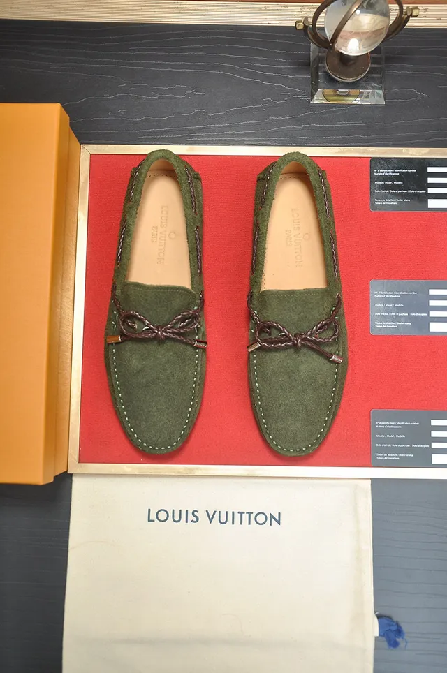Louis Vuitton mocassins de camurça verde oliva com cordão 2
