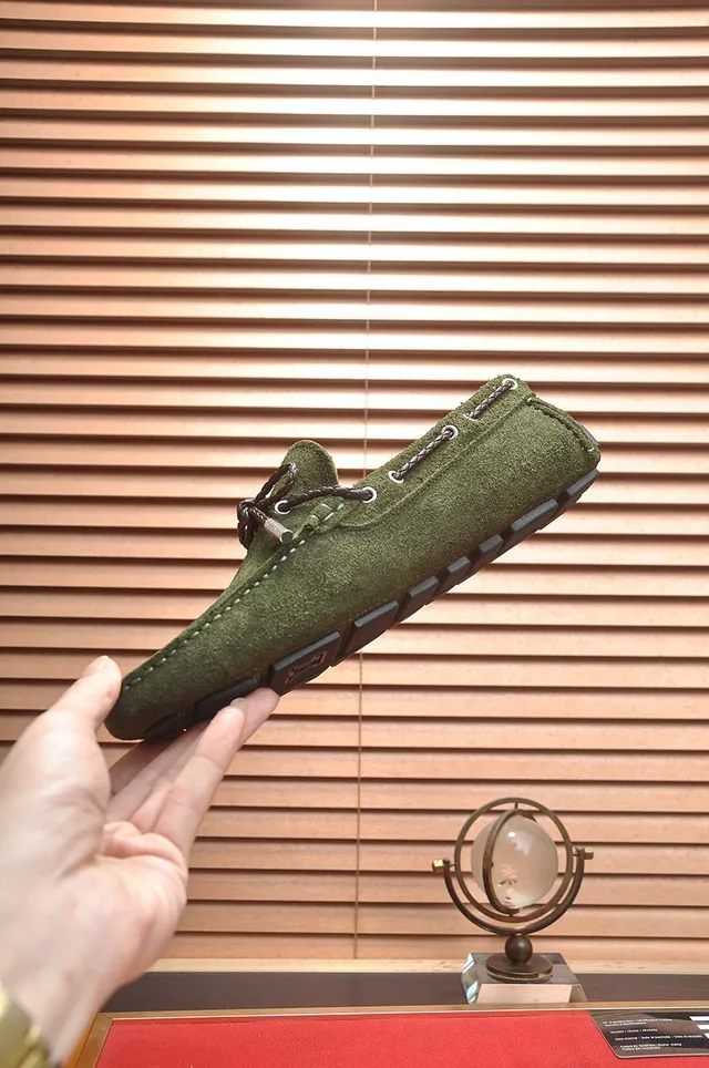 Louis Vuitton mocassins de camurça verde oliva com cordão 5