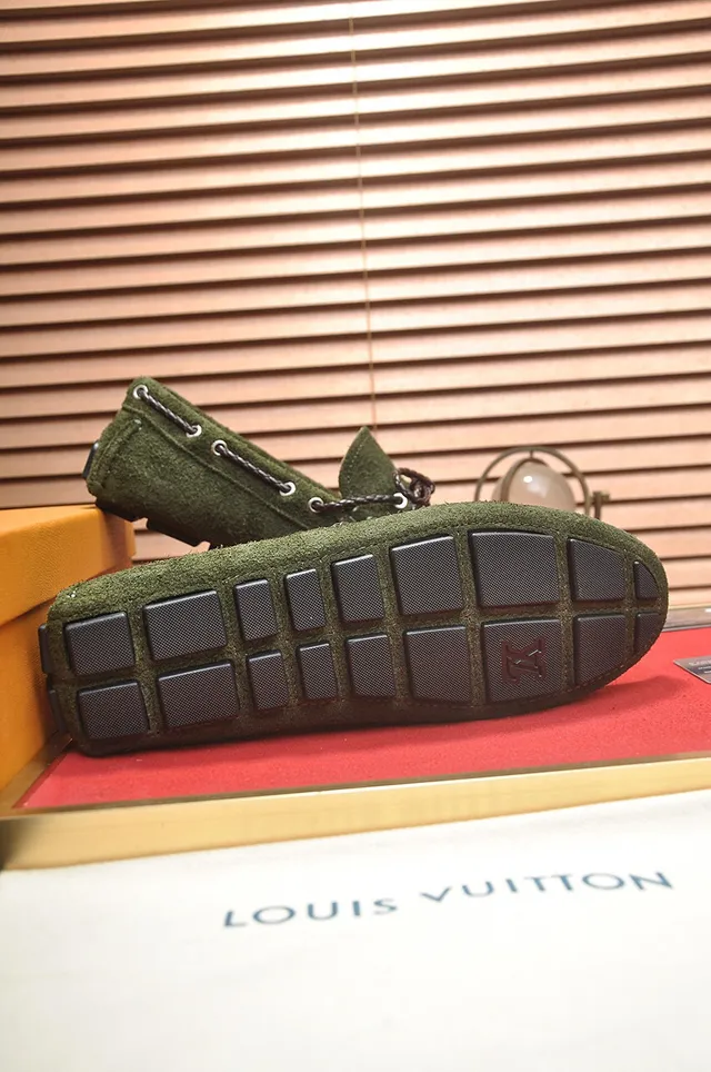 Louis Vuitton mocassins de camurça verde oliva com cordão 7