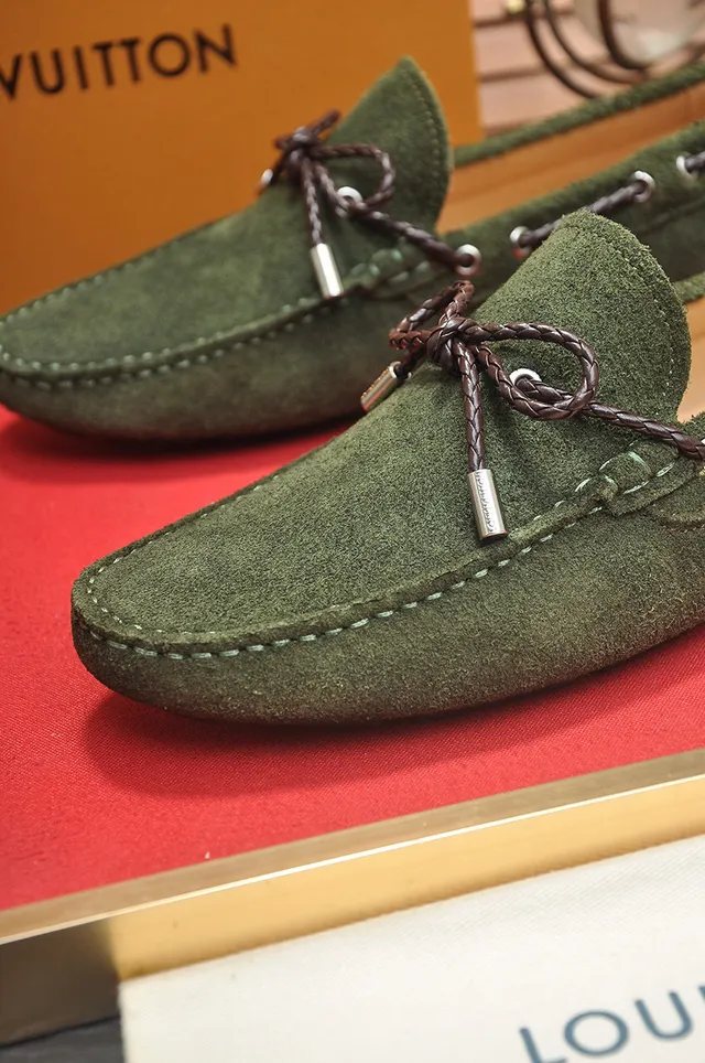 Louis Vuitton mocassins de camurça verde oliva com cordão 8