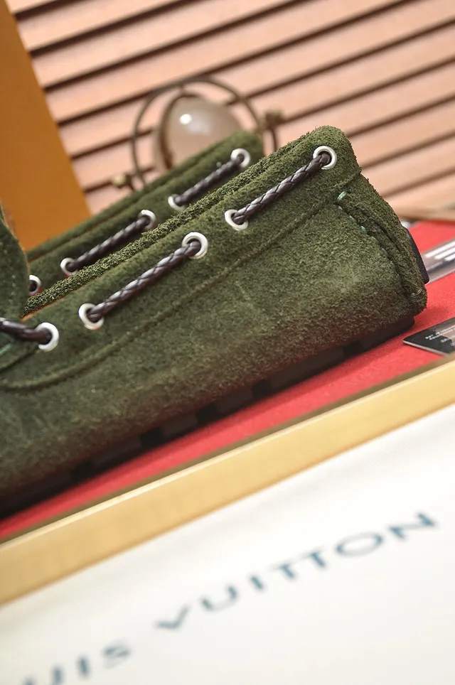 Louis Vuitton mocassins de camurça verde oliva com cordão 9