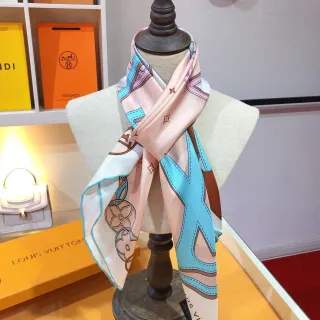 路易威登粉蓝色方形印花莫诺格拉姆丝巾