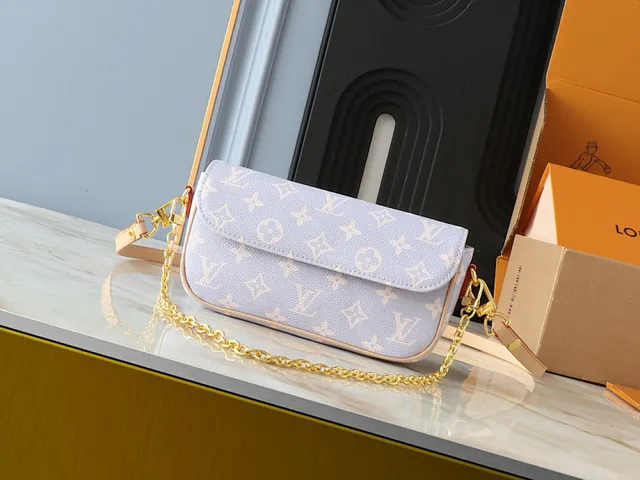Louis Vuitton Pochette Metis بنفسجي ذهبي Monogram Coated Canvas Flap-Top Closure Messenger Bag 2