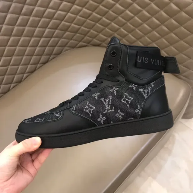 Louis Vuitton Run Away Sneakers Lifestyle Noir Gris Hautes Monogrammées en Textile 2