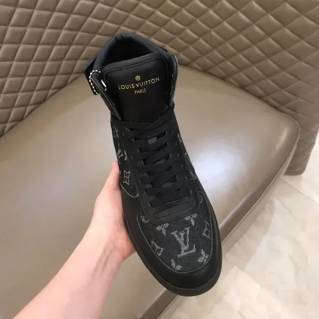 Louis Vuitton Run Away Sneakers Lifestyle Noir Gris Hautes Monogrammées en Textile 4