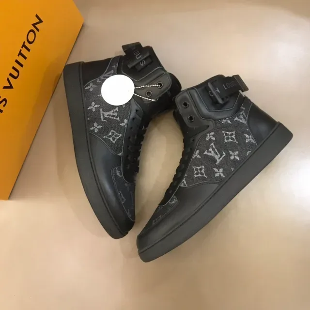 Louis Vuitton Run Away Sneakers Lifestyle Noir Gris Hautes Monogrammées en Textile 7